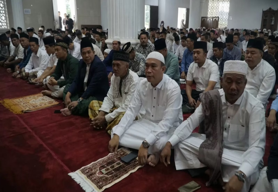 Sekretaris Daerah Melaksanakan Sholat Idul Adha di Masjid Agung Baitul Hikmah