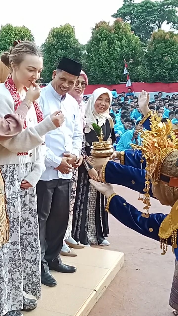 SMAN 10 Kota Bengkulu di hebohkan dengan kedatangan Guru Bahasa Inggris dari Amerika